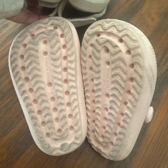 Toddler Girl’s Slide Sandals, Lot of Two Pair, Butterly Pink Ivory, size 5 - Picture 5 of 6